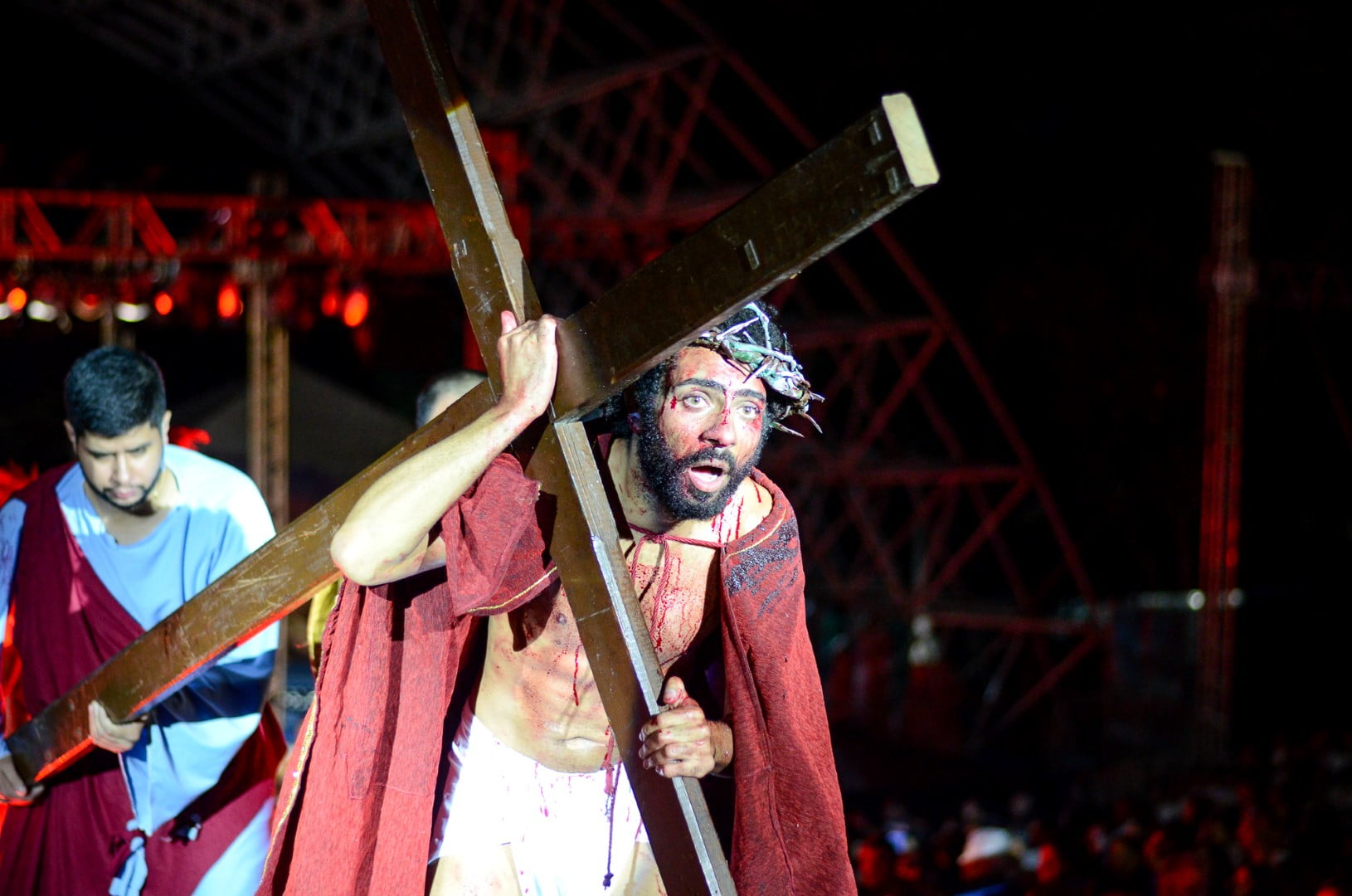 Espetáculo Paixão de Cristo" atrai multidão no Pavilhão das Artes"